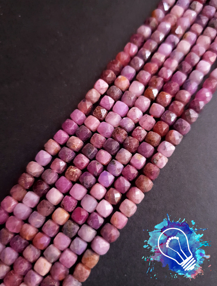 Корунд красный форма кубик, размер бусин 4х4 мм. Корунд красный форма кубик, размер бусин 4х4 мм.