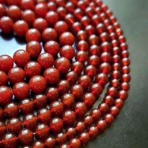 Сердолик натуральный (красный халцедон), размер бусин 6-20 ммм.