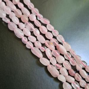 .Фриформ розовый кварц, размер около 6-8 мм.