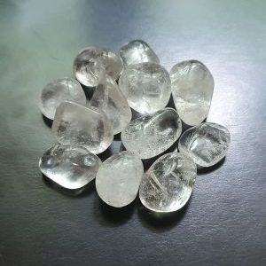 Горный хрусталь каменная галька, размер в пределах 1х3 см.