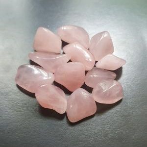 Розовый кварц каменная галька, размер в пределах 1х3 см.