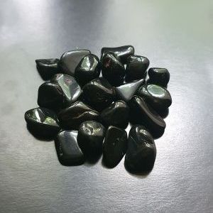 Оникс черный каменная галька, размер в пределах 1х1,5см.
