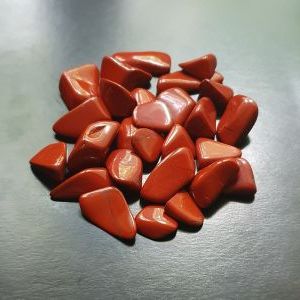 Яшма красная каменная галька, размер в пределах 1х1,5 см.