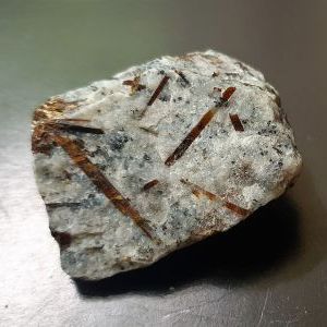 Астрофилит в граните, вес около 88 гр.